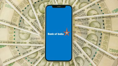 Cep telefonu ekranında Bank of India veya BOI, izole edilmiş arkaplan