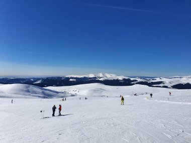 Sinaia Dağı 'ndaki kayak merkezinin havadan görünüşü