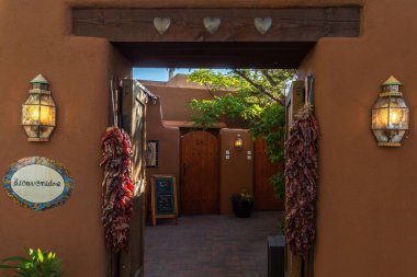 Santa Fe, New Mexico, ABD 'de küçük bir otelin arka bahçesine açılan kapıda bir hoş geldin tabelası.