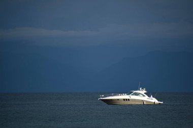 Manzaralı mavi bir deniz yolculuğunda bir Sea Ray Sundance motorlu yatı