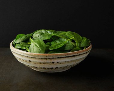 Esnaf kasesinde taze organik ıspanak.