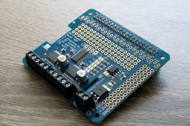 Tahta bir masada Stepper Motor Kontrolörünün yakın çekimi.
