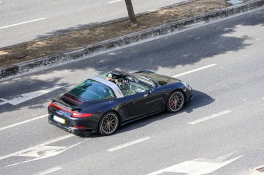 Lizbon 'daki Porsche modeli 911 targa 4' lerden lüks bir araç.