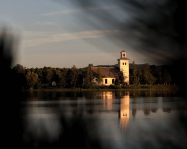 Gölde yansıması olan Kyrka Lutheran kilisesinin güzel bir manzarası.