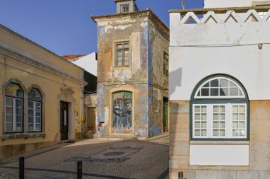 Portekiz 'in Ericeira köyünün tarihi binalarına bakın.