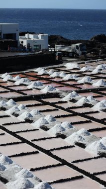 Güneşli bir günde deniz tuzu tarlası.