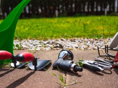 Bahçede bahçe aletlerinin yakın plan çekimi.