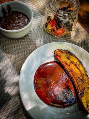 Kavanozda lezzetli meyveli tatlı ve karamelli soslu muz.