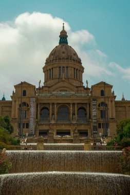 İspanya 'nın Barcelona kentindeki Ulusal Katalonya Sanat Müzesinin dikey çekimi.