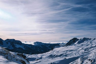 Alplerdeki kar kaplı dağların büyüleyici manzarası, Falcade, Dolomitler, İtalya