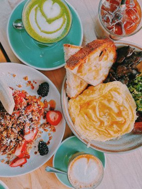 Dikey bir çekim. Kahveli, sandviçli ve lapalı bir çift için güzel bir kahvaltı.