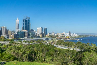 Güneşli bir günde arka planda açık gökyüzü olan Perth şehrinin yüksek açılı manzarası