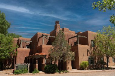Santa Fe, New Mexico, ABD 'deki Eski Adobe tarzı bir bina.
