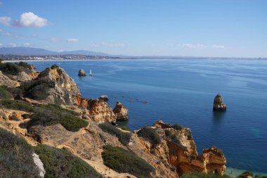 Güzel bir kayalık kıyı manzarası ve okyanus suyu.