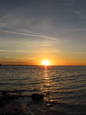 Nefes kesici dikey gün doğumu manzarası. Florida 'da okyanusun üzerinde mavi gökyüzü.