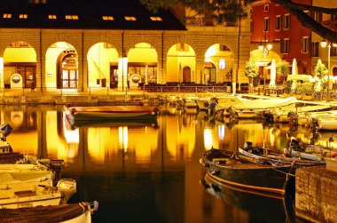 Akşamları Desenzano del Garda limanındaki gemilerin büyüleyici görüntüsü, İtalya