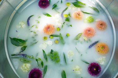 Çiçekli süt banyosu manzarası