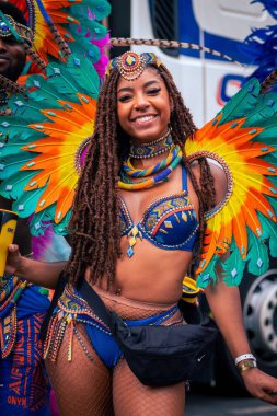 Notting Hill 'deki geleneksel Karayip Festivali' nde karnaval kostümü giymiş bir kadının dikey yakın çekimi..