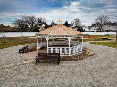 Meadowlands Community Garden 'da sekizgen şekilli bir çardak.