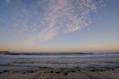 Denizin üzerinde altın bir günbatımı