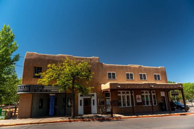 Santa Fe, New Mexico, ABD 'de güneşli bir günde kerpiç tarzı bir bina.