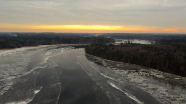 Donmuş Somon Şelalesi 'nin insansız hava aracı görüntüsü New Hampshire' daki orman ağaçlarının arasından akıyor.