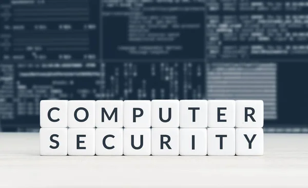 Computersicherheitskonzept Text Auf Würfelblöcken Und Verschwommener Hintergrund Des Computerbildschirms Mit — Stockfoto