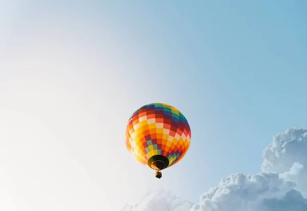 Nízký Úhel Záběru Barevného Horkovzdušného Balónu Letícího Modré Obloze — Stock fotografie