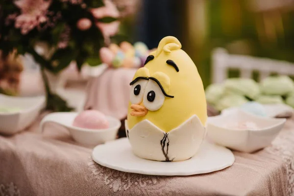 イースターのお祝いのための黄色のケーキの卵のクローズアップショット — ストック写真