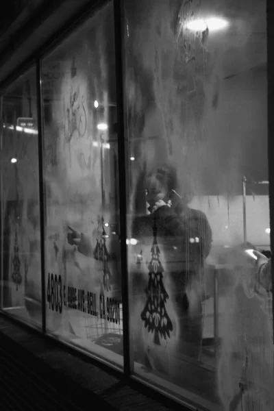 Kadınlar Soğuk Bir Gecede Çamaşırhanedeki Telefonda Konuşurken Pencereye Yazı Yazarlar — Stok fotoğraf