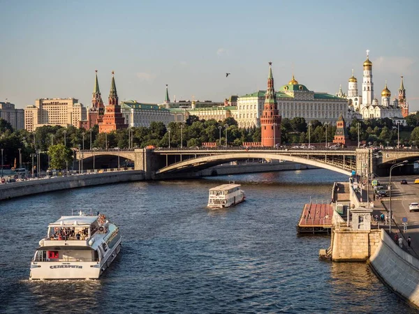 克里姆林宫和莫斯科瓦河上的船只景观 — 图库照片