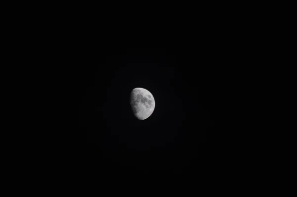 在漆黑的夜空中明亮的月亮 — 图库照片