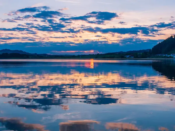 晴れた夏の日には湖の美しい景色 — ストック写真