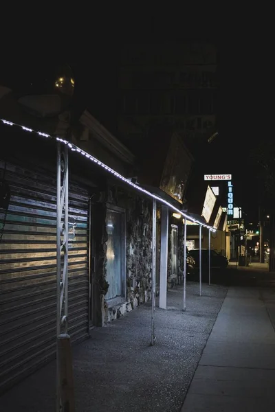 晚上在贝尔市的弗洛伦斯大街上有霓虹灯的复古商店 — 图库照片