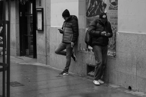 Šedá Stupnice Dvou Chlapů Povídají Telefonu Deštivém Dni Madridu Španělsku — Stock fotografie
