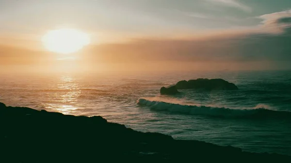 Vacker Utsikt Över Havsvågor Solnedgången — Stockfoto
