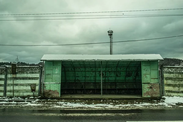 Edificio Abandonado Invierno Con Fondo Sombrío Nublado —  Fotos de Stock