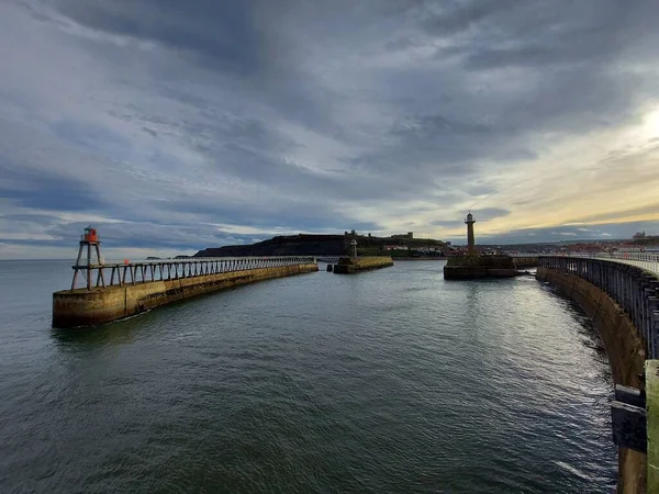 Une Vue Panoramique Ciel Nuageux Spectaculaire Dessus Phare Whitby Angleterre — Photo