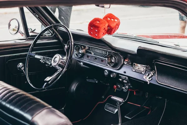 Wnętrze Zabytkowego Samochodu Czerwonymi Kośćmi Zwisającymi Lustra Zaparkowanego Zewnątrz — Zdjęcie stockowe