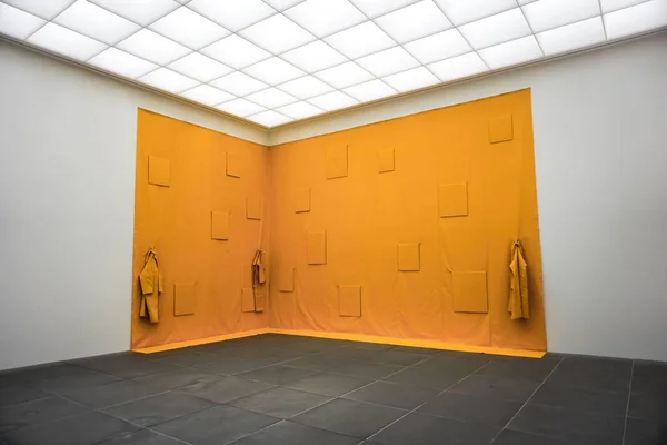 Ένας Κίτρινος Τοίχος Σύγχρονης Τέχνης Στο Μουσείο Neues Στη Νυρεμβέργη — Φωτογραφία Αρχείου