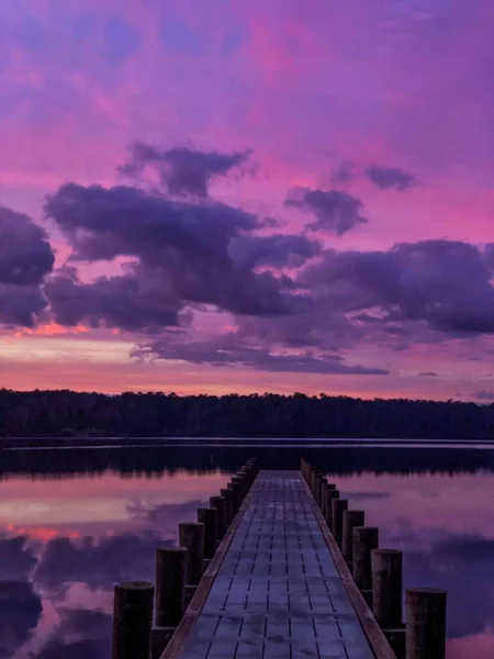 Vertical Shot Mesmerizing Purple Sunset Lake Shore Pier — Stock Photo, Image