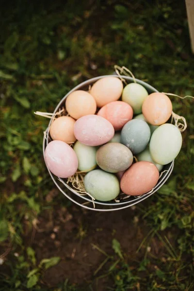 Uma Vista Superior Dos Ovos Páscoa Coloridos Cesta — Fotografia de Stock