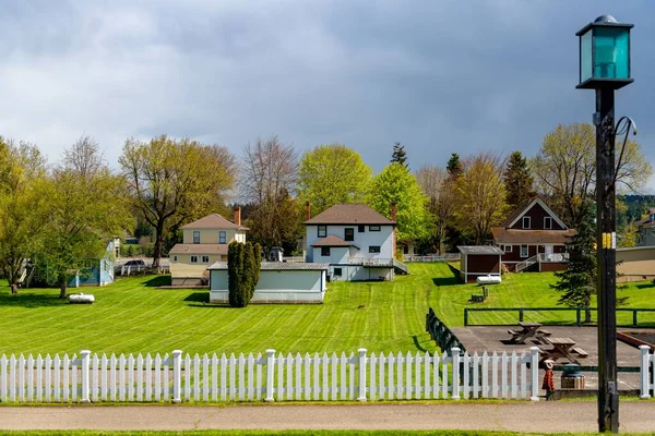 Okolica Typowych Małych Domów Zielonym Trawnikiem Port Gamble Waszyngton Usa — Zdjęcie stockowe
