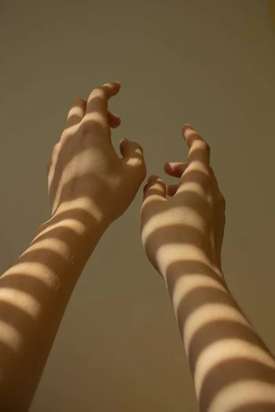 Close Vertical Das Mãos Uma Pessoa Luz Solar Listrada Contra — Fotografia de Stock
