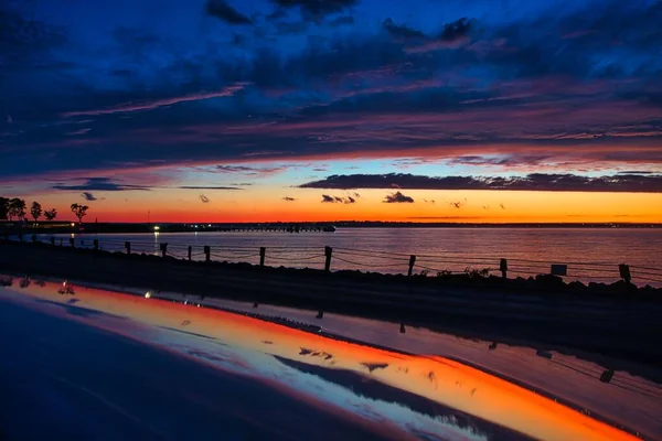 Ein Malerischer Blick Auf Eine Ruhige Küste Bei Sonnenuntergang — Stockfoto