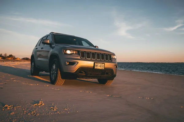 Una Jeep Grand Cherokee Grigia 2018 Spiaggia Tramonto — Foto Stock