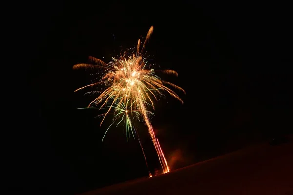 Eine Schöne Aufnahme Von Explodierenden Bunten Feuerwerk Einem Schwarzen Nachthimmel — Stockfoto