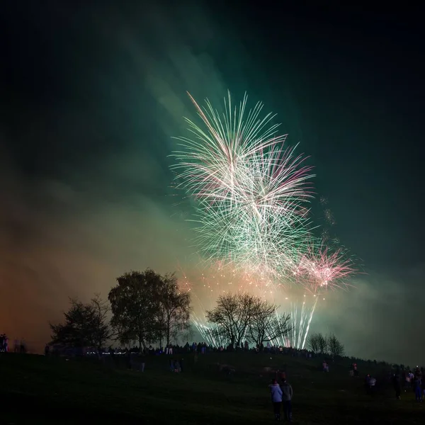 Hermoso Disparo Fuegos Artificiales Colores Explosivos Cielo Nocturno Sobre Heaton —  Fotos de Stock