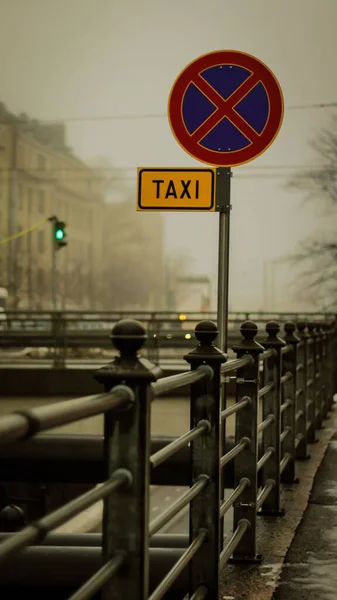 Una Parada Taxi Paisaje Nebuloso Cinematográfico Fondo Pantalla Perfecto — Foto de Stock