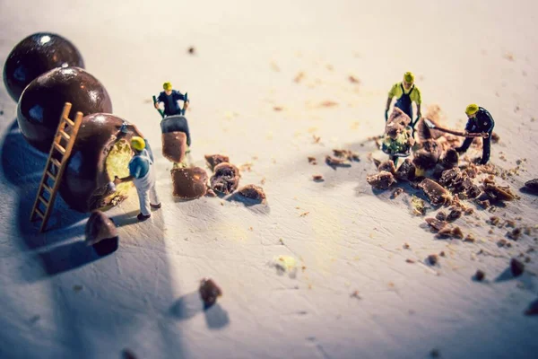 Крупный План Миниатюрных Строителей Делающих Шоколадные Шарики — стоковое фото